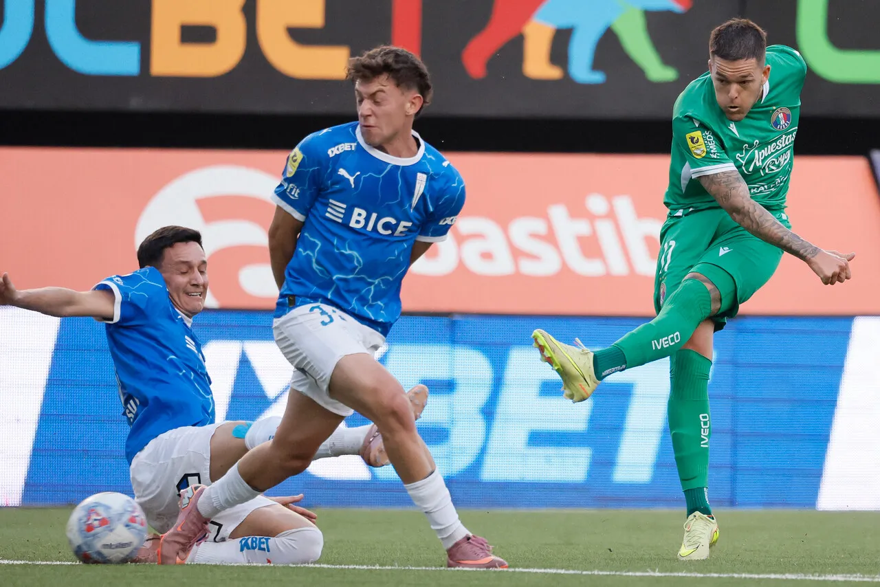 Audax sufrió dos tarjetas rojas ante la UC. | Foto: Photosport