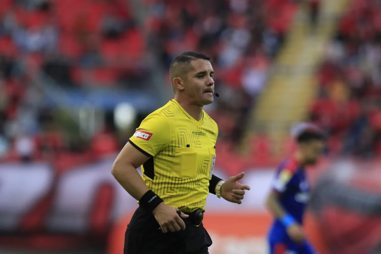 Sigue la polémica por el arbitraje en Chillán. | Foto: Photosport