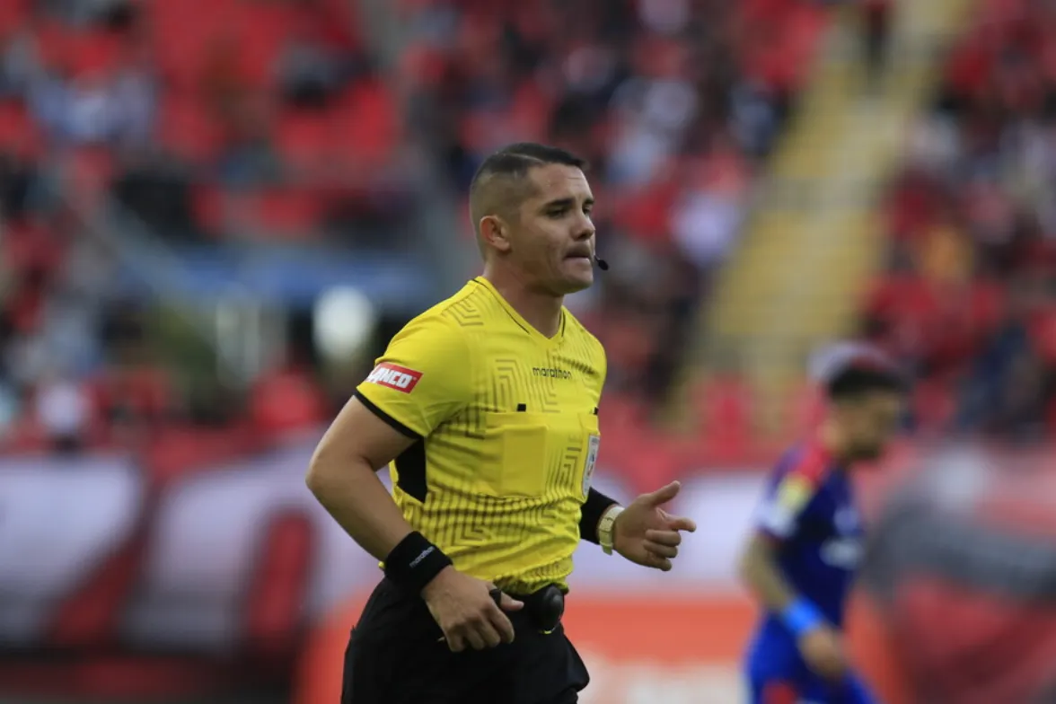 El árbitro en la polémica del partido | Foto: Photosport