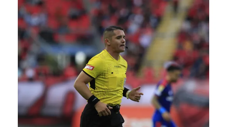 Horacio Rivas dispara munición pesada en contra del arbitraje.
