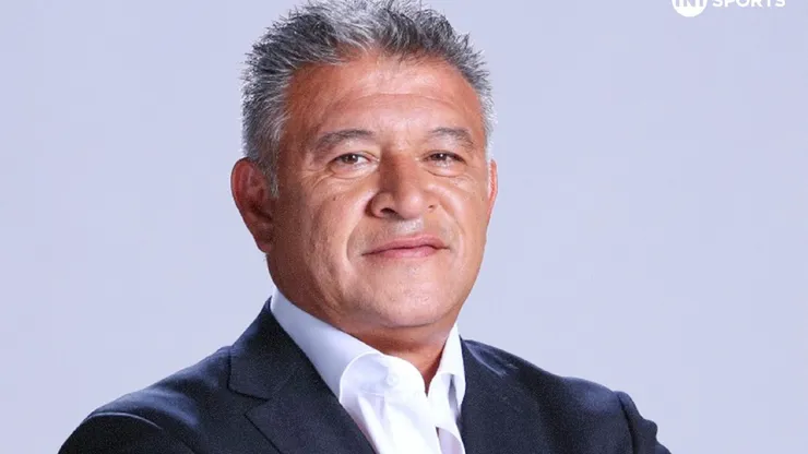 Claudio Borghi en modo alerta por los juveniles albos tras el regalo de prestigiosa marca de autos. (Foto: Instagram TNT Sports)