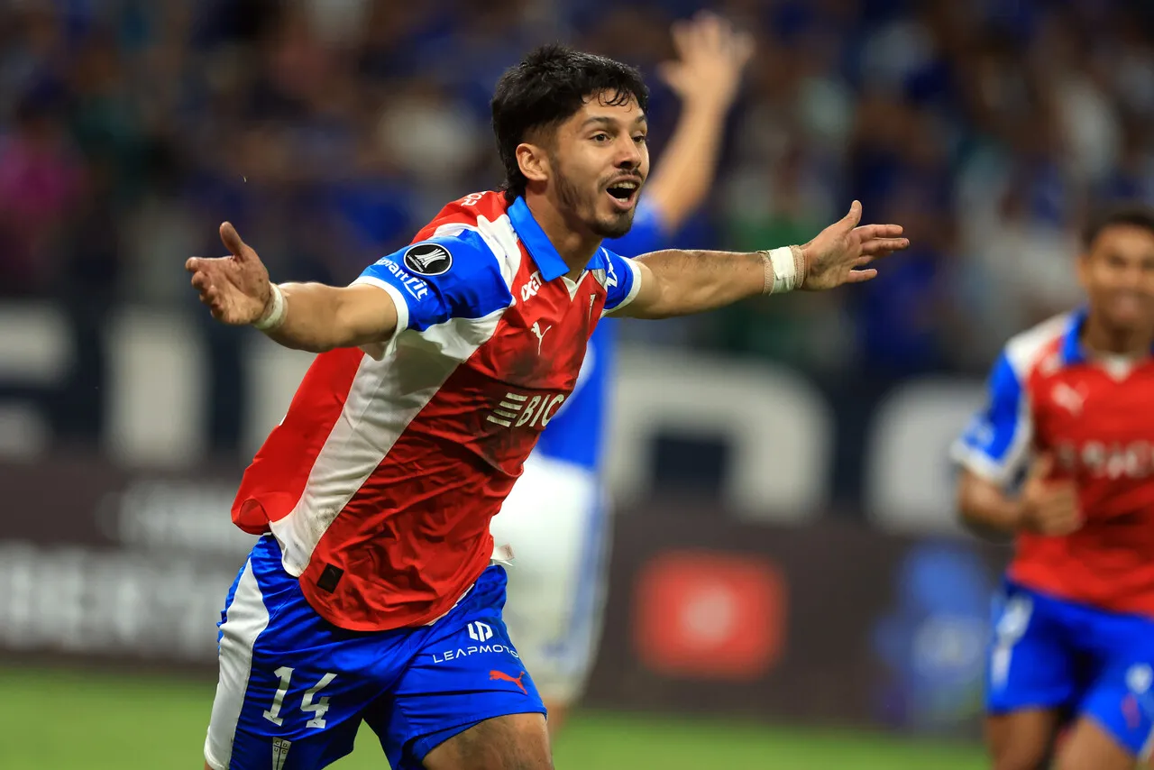 Un cabezazo de Jimmy Martínez le dio el triunfo a la UC frente a Cruzeiro en Brasil (Photosport).