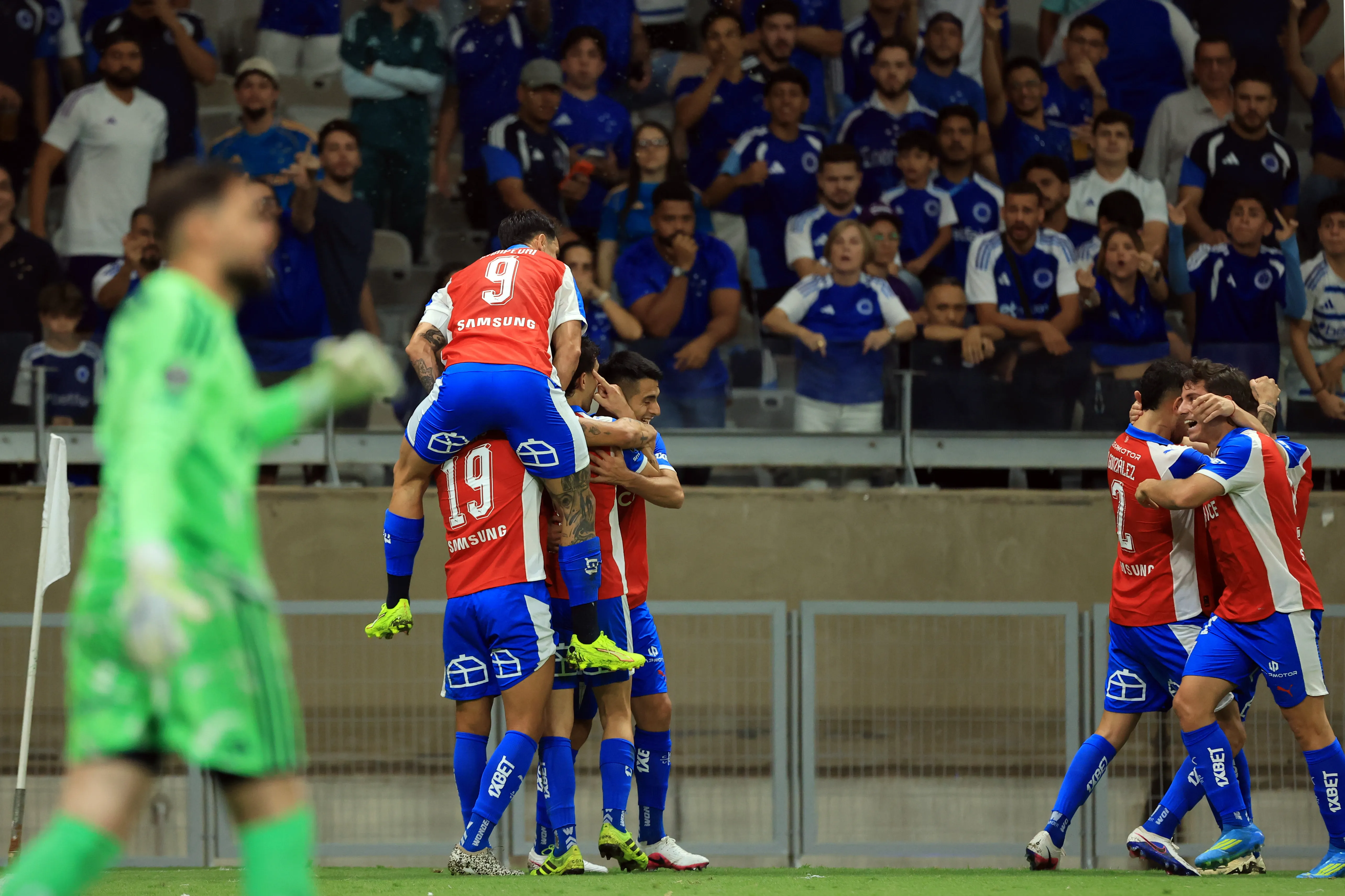 Los jugadores de la UC festejando el gol de Justo Giani | FOTO: Pier Giorgio Giavelli/Photosport