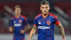 Charles Aránguiz hace sufrir a Universidad de Chile.