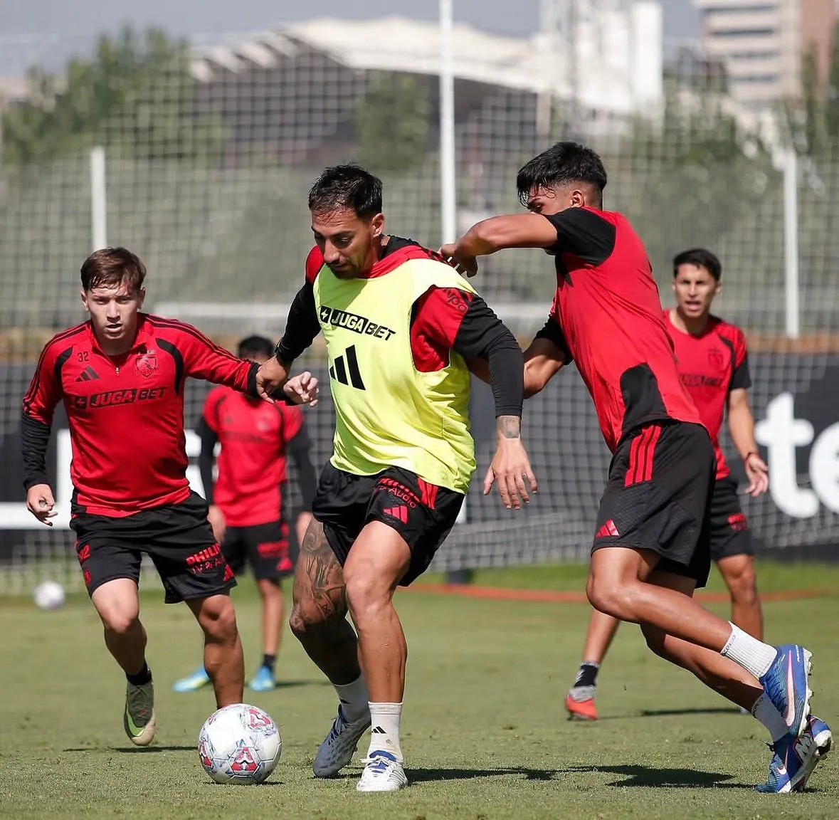 Javier Correa está listo para volver a la acción en Colo Colo. (Foto: @colocolooficial)