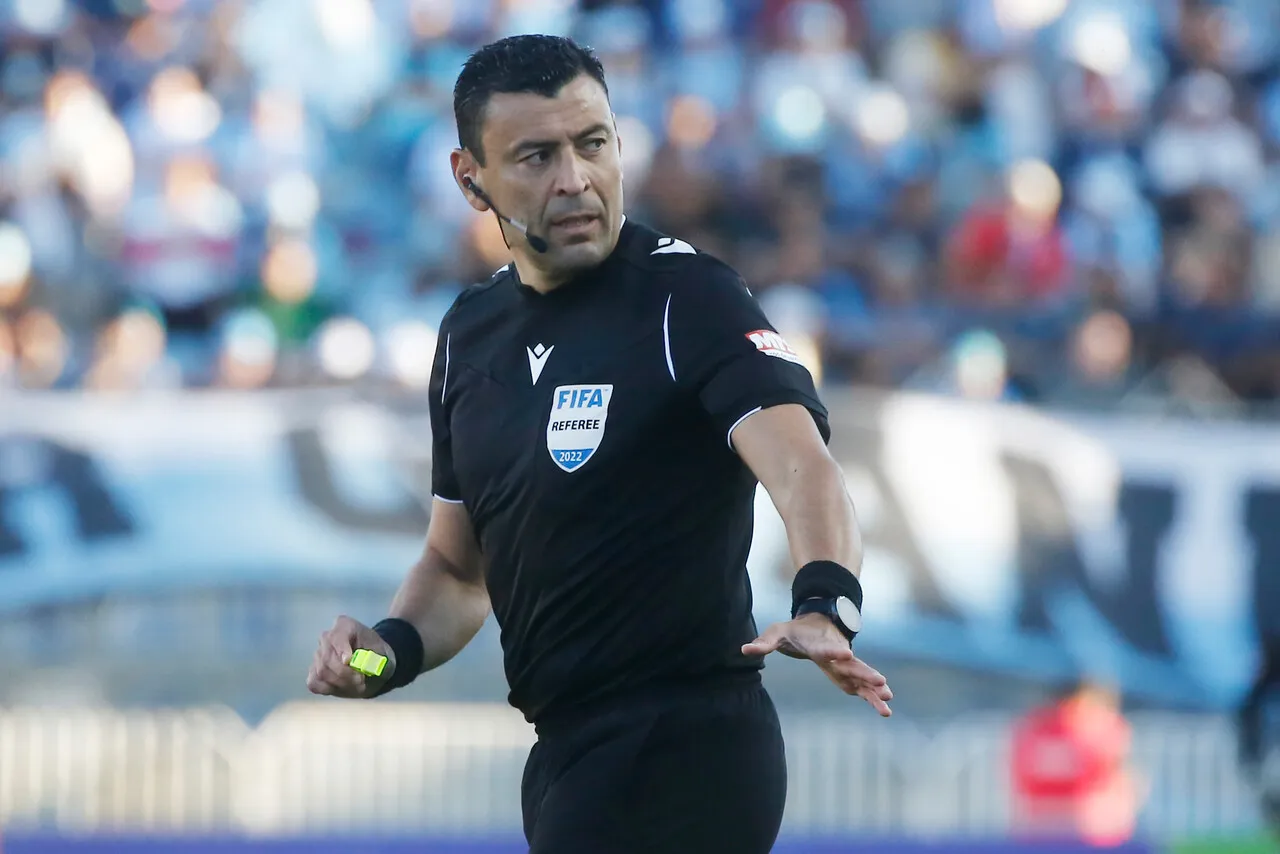 Tobar desestimó los reclamos azules y dejó sin sanción a polémicos árbitros. | Foto: Photosport