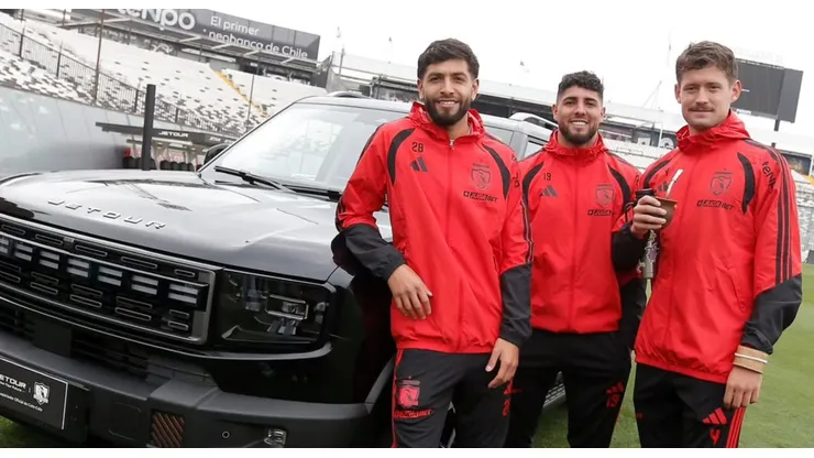 Colo Colo volvió entregar vehículos a sus jugadores.