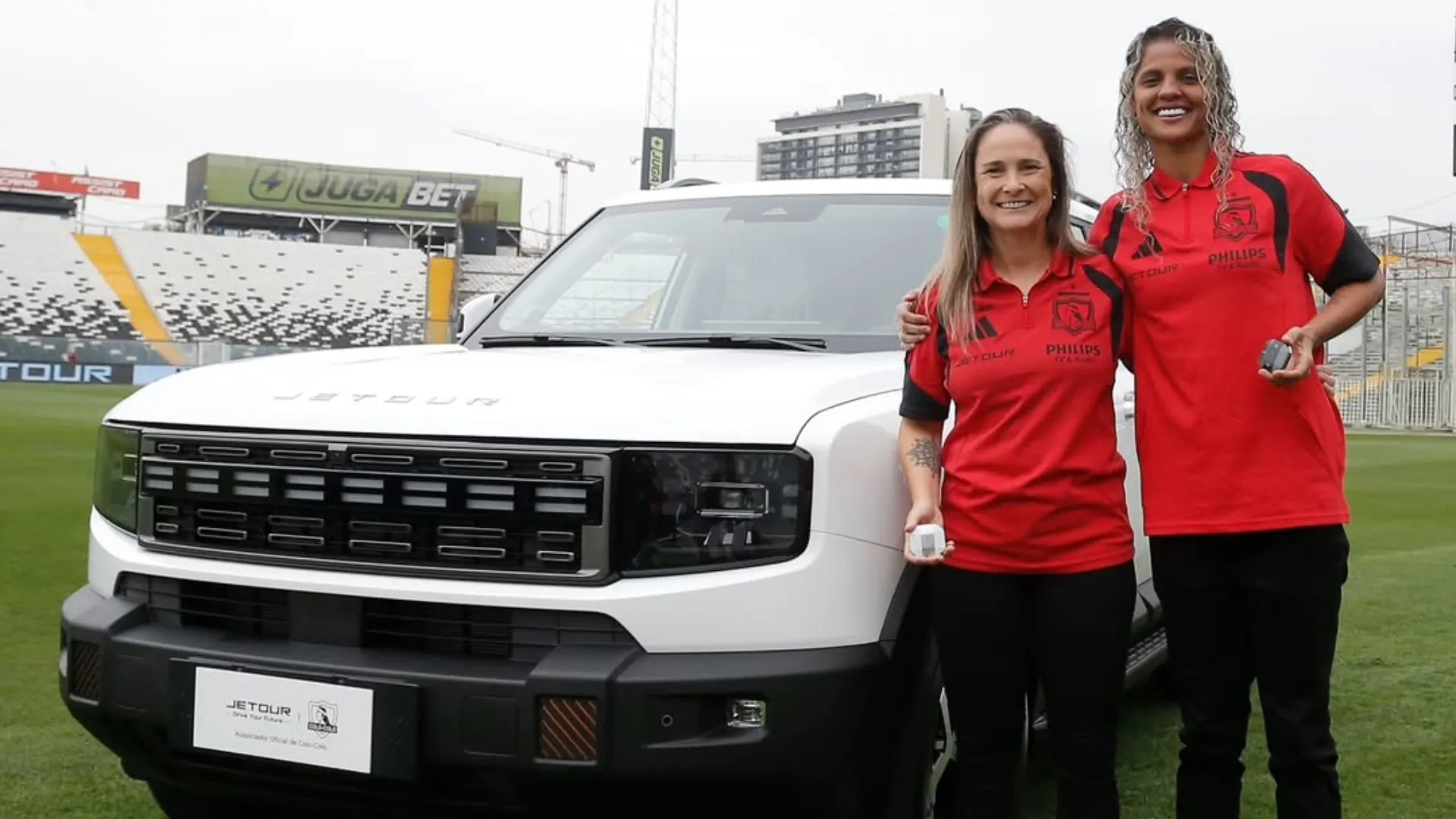 Tatiele Silveira y Camila Martins recibiendo un auto Jetour | FOTO: Colo Colo