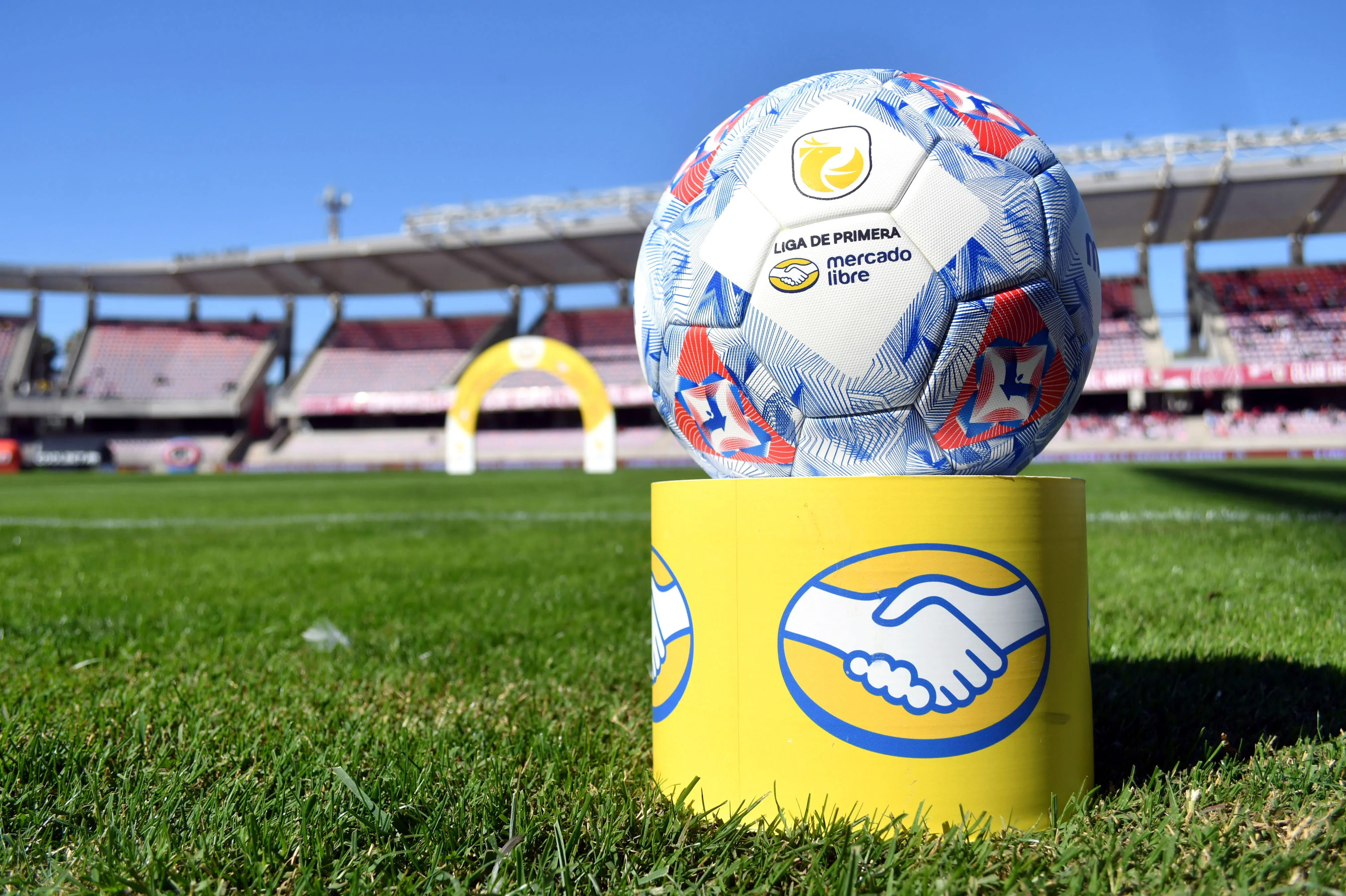 El balón oficial de la Liga de Primera auspiciado por Mercado Libre (Photosport).