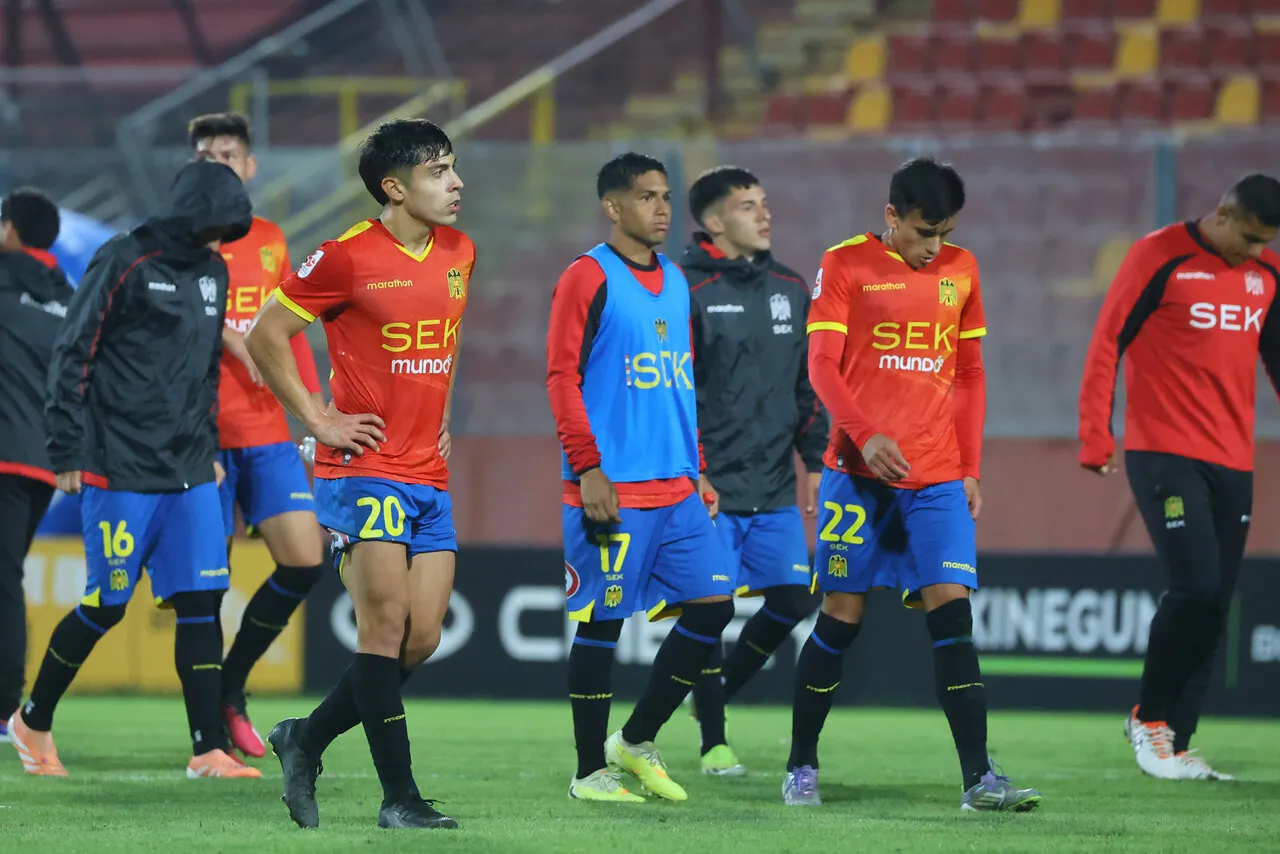 Unión Española llega necesitada de puntos a Talca (Photosport).