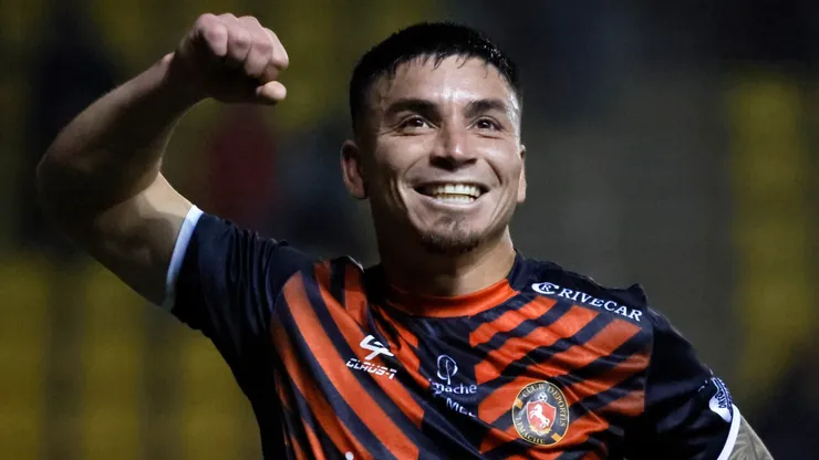 Popín Castro, la gran figura de Deportes Limache ante el Campanil.