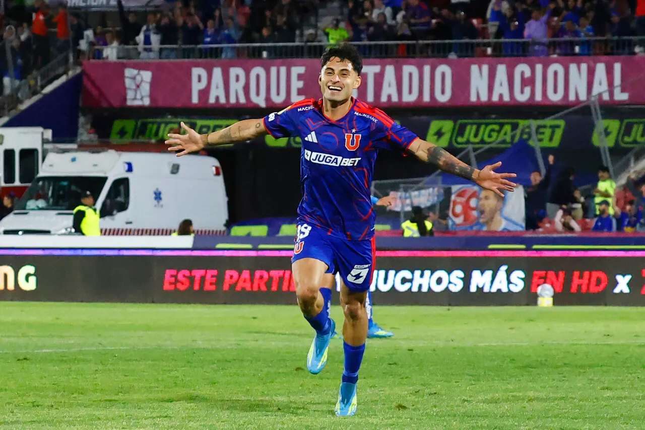 Bose apunta a Altamirano. | Foto: Photosport