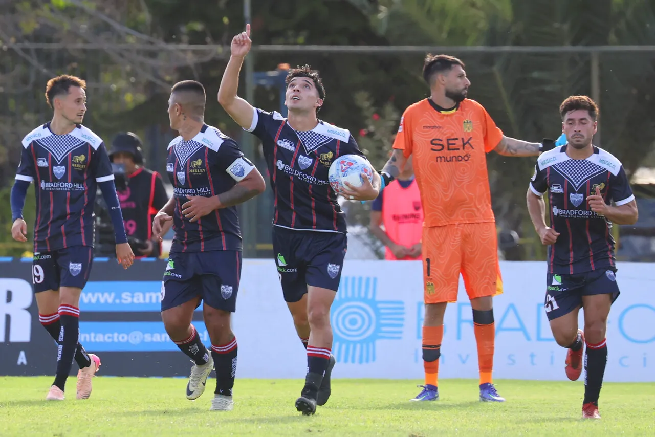 Recoleta marcha solitario en la punta. | Foto: Photosport
