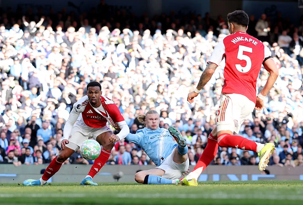 La jugada que podría definir el título de la Premier League (Getty Images).