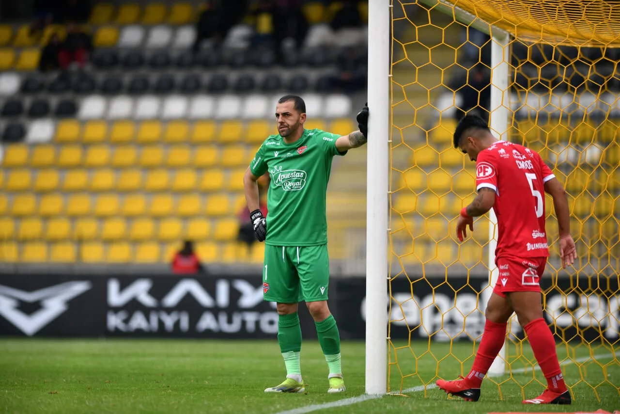 Coquimbo Unido festejó tras un grosero error del portero de Ñublense, Nicola Pérez (Photosport).