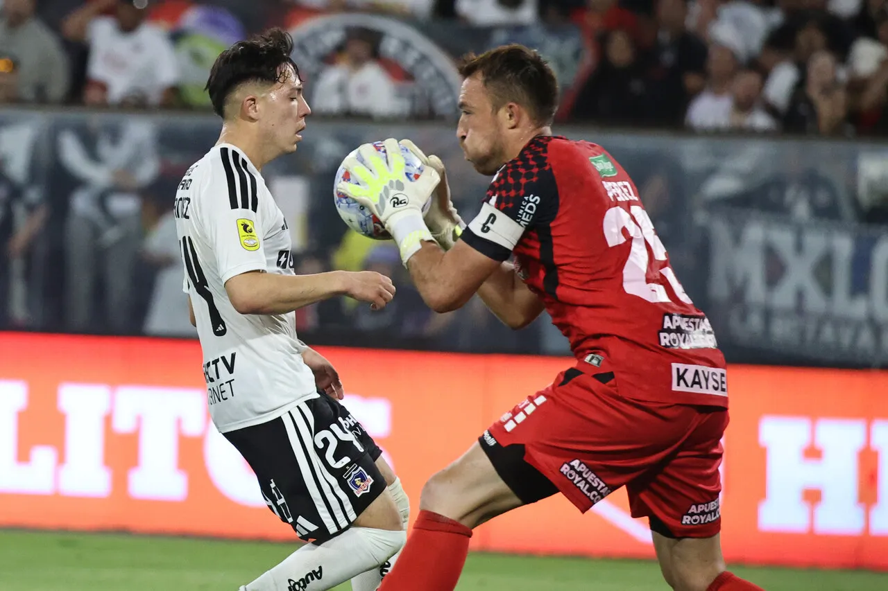 Leandro Hernández tuvo un partido para el olvido. | Foto: Photosport