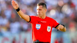 Cristián Garay es el favorito para arbitrar el Clásico Universitario.