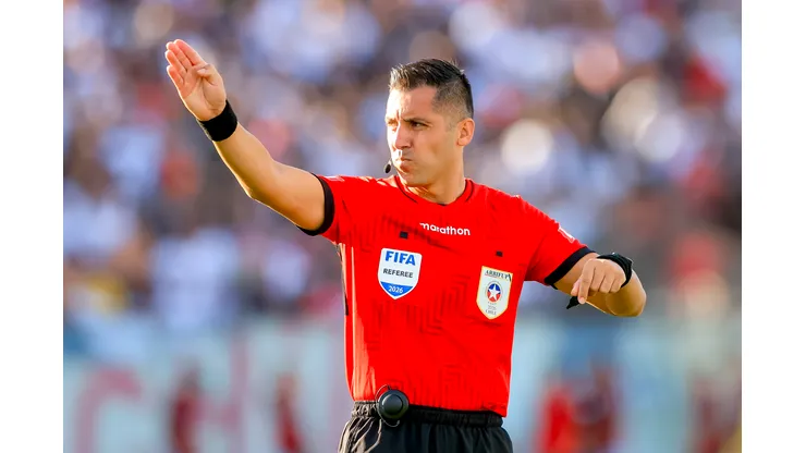 Cristián Garay es el favorito para arbitrar el Clásico Universitario.