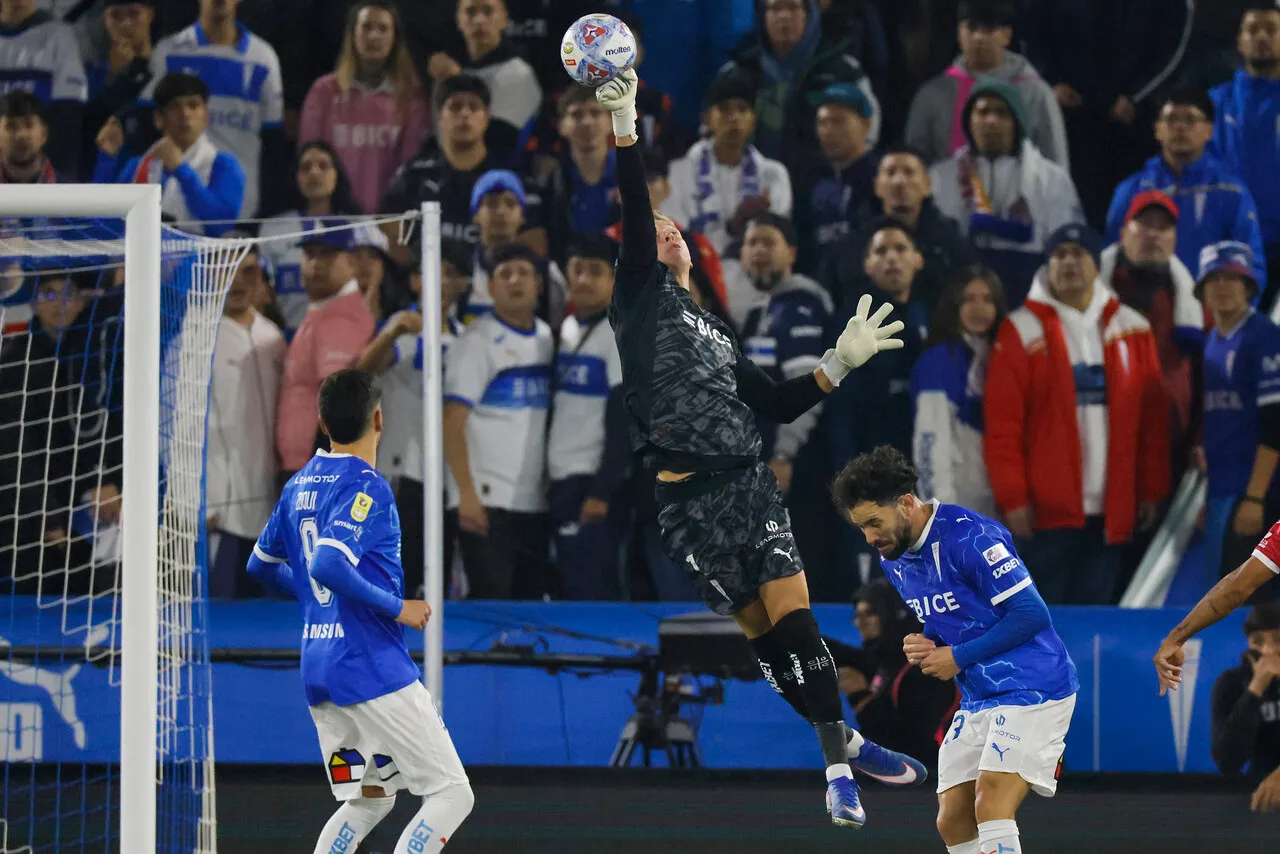 Bernedo debió haber sido expulsado. | Foto: Photosport