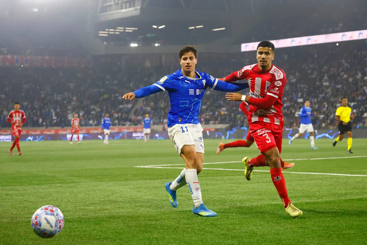 Montes vio la roja ante Unión La Calera y se perderá el Clásico Universitario. | Foto: Photosport