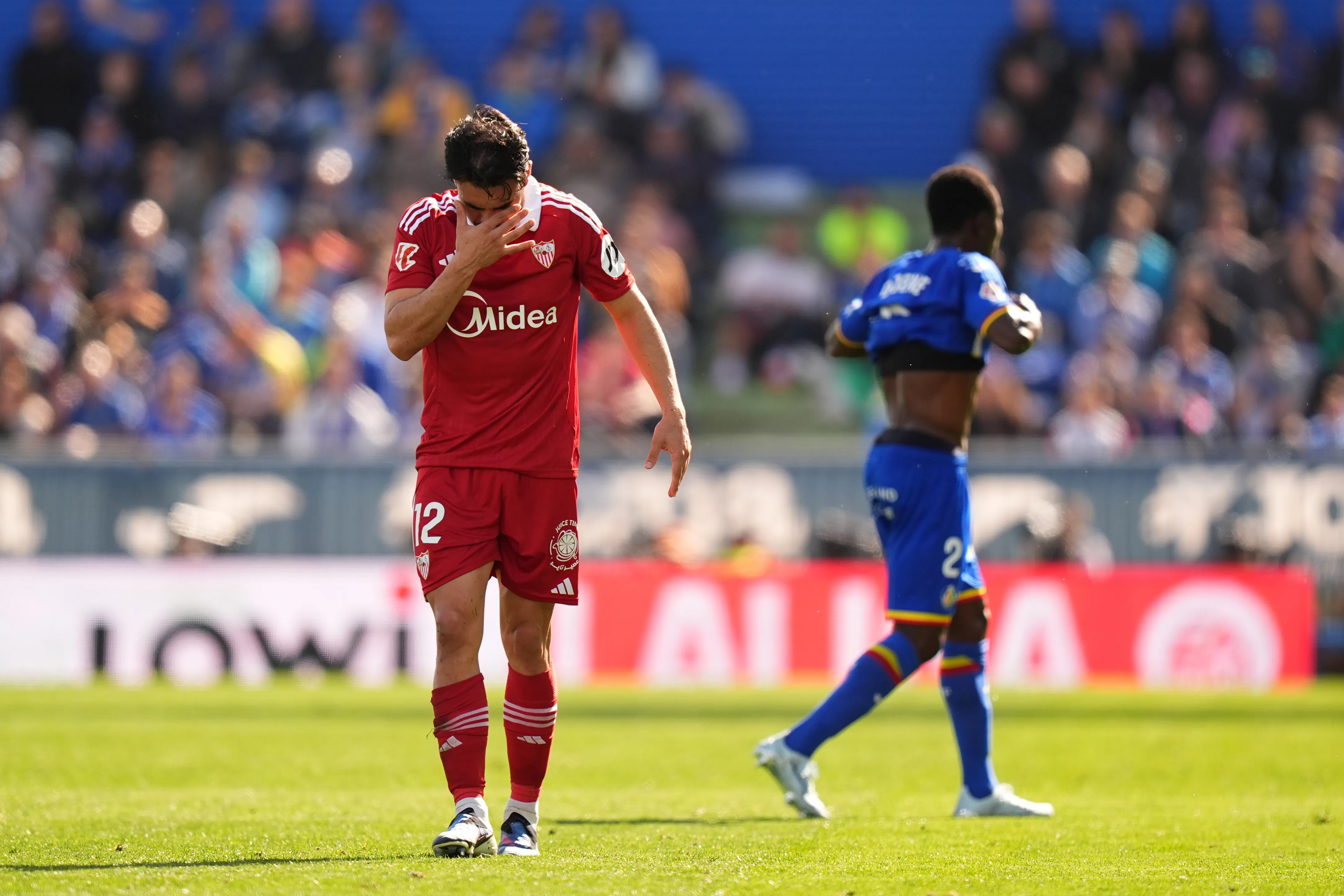 Gabriel Suazo vive un complejo escenario en Sevilla, similar al que atravesó en Colo Colo. (Foto: Getty Images)