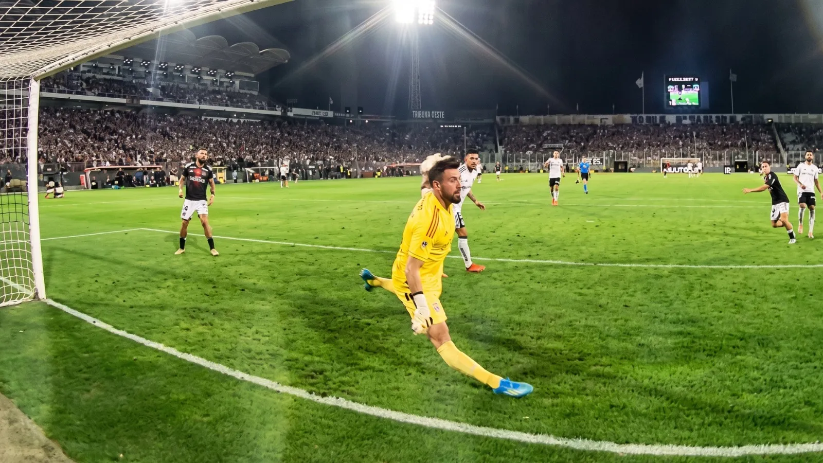 En la jugada del gol anulado, Fernando De Paul sufrió una grave lesión.
