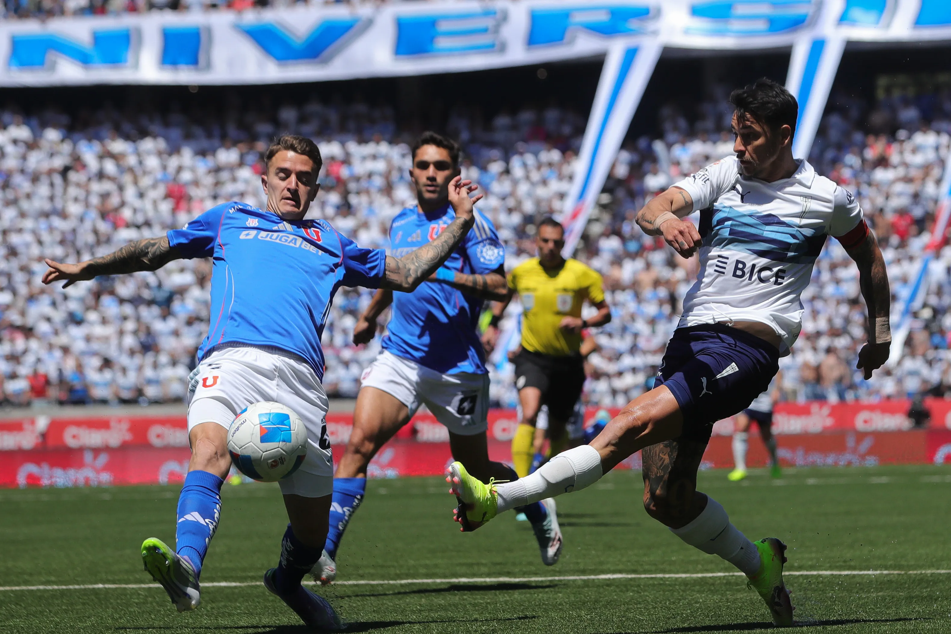 Universidad de Chile recibirá a Universidad Católica por la Liga de Primera. (Imagen: Photosport)