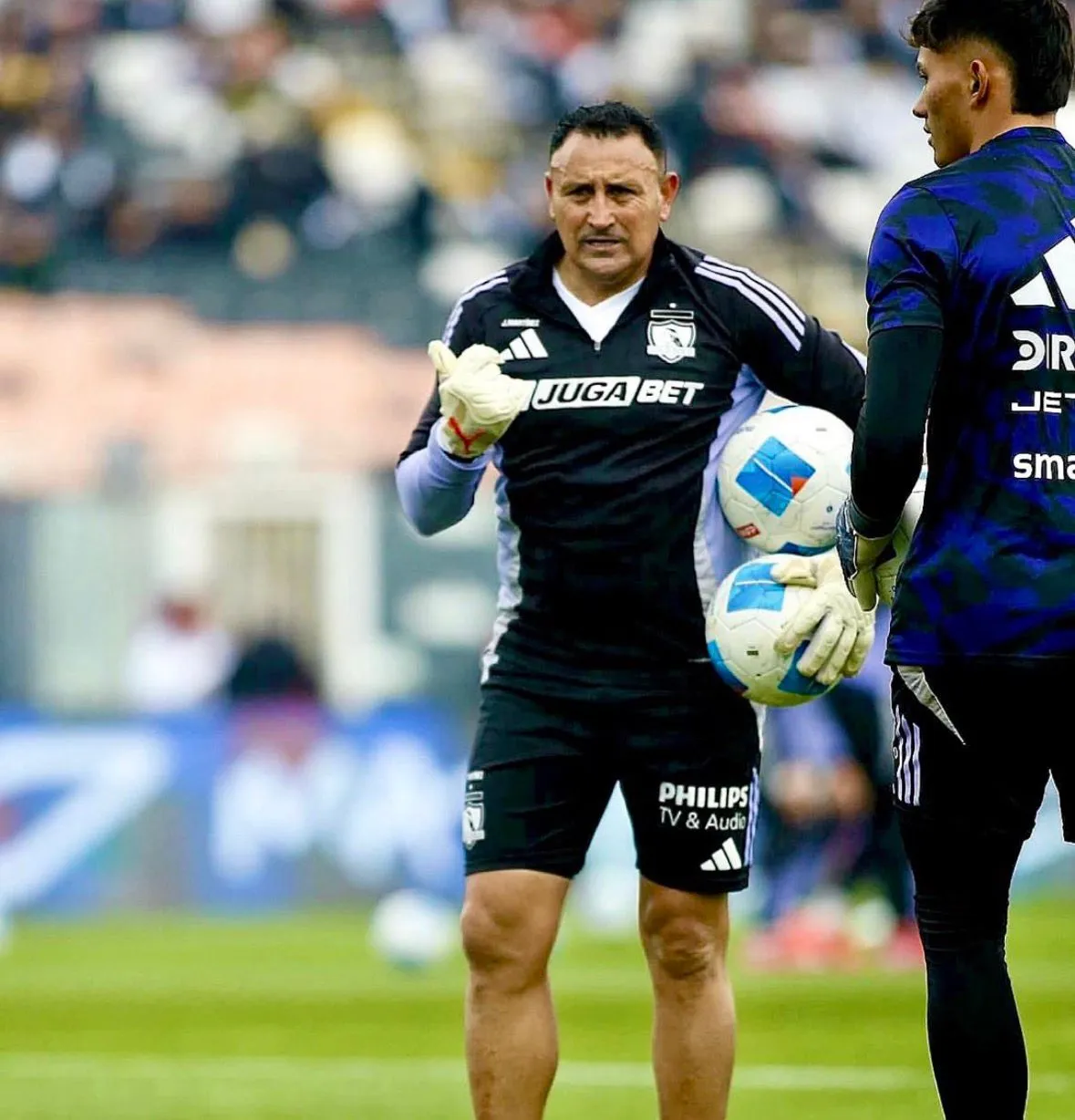 Jorge Martínez junto a Eduardo Villanueva previo a un partido de Colo Colo en 2025. (Foto: Instagram)