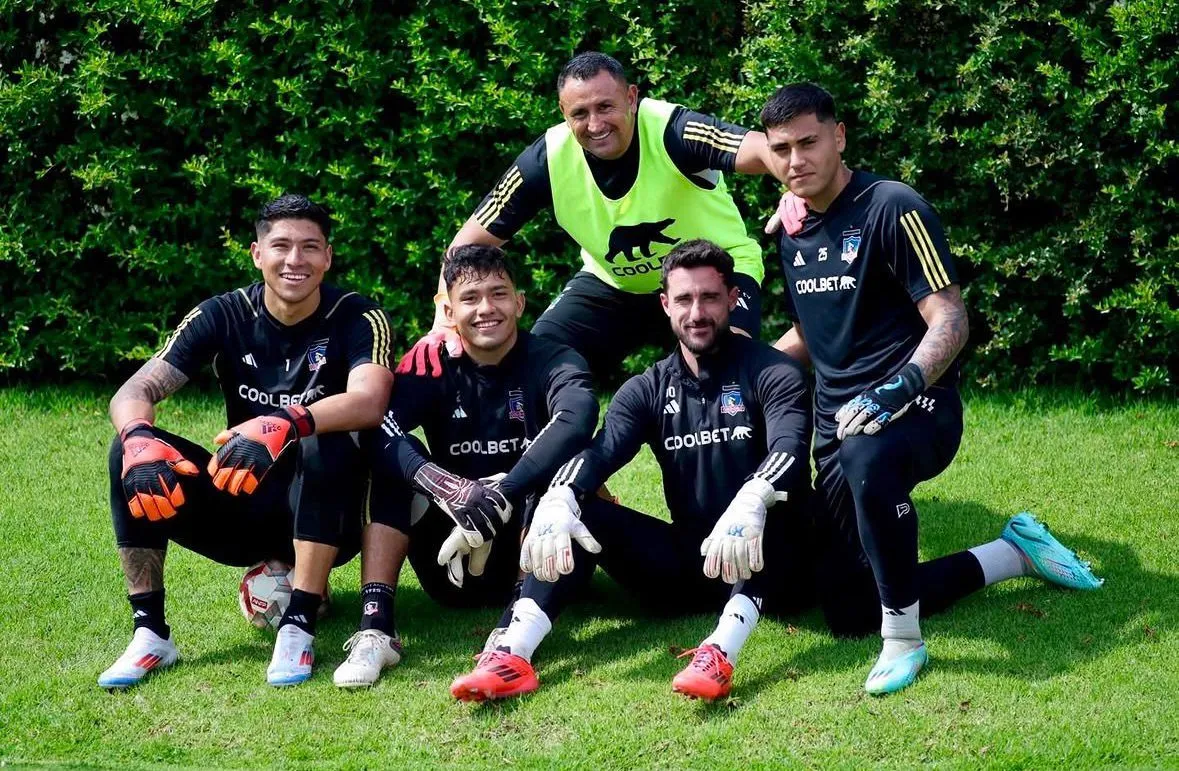 Jorge Martínez junto a los arqueros de Colo Colo en 2024. (Foto: Cedida)