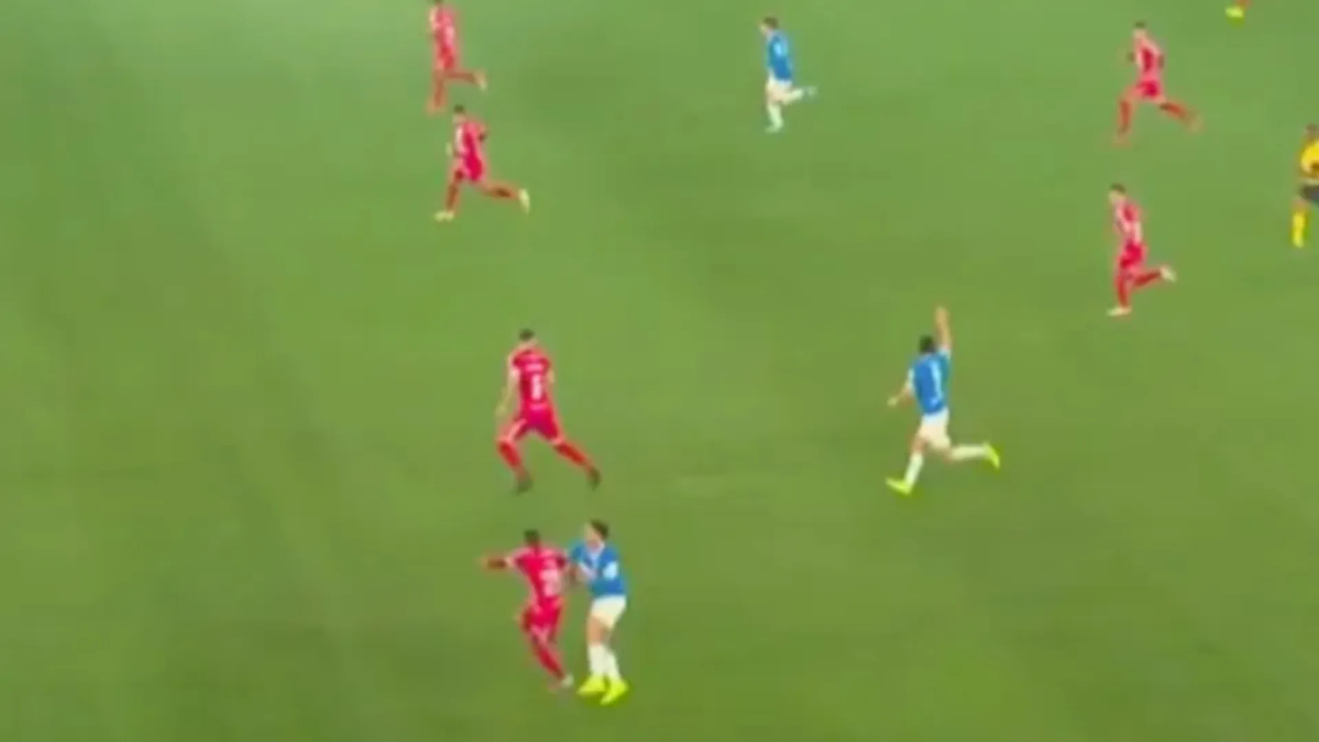 Nicolás Gamboa descartó este golpe de Fernando Zampedri por no tener una imagen clara | FOTO: Captura TNT Sports