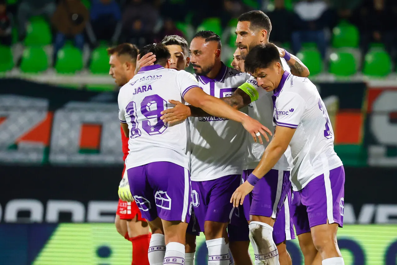Con solitario gol de Larrivey, Deportes Concepción logró vencer a Palestino en La Cisterna (Foto: Photosport)