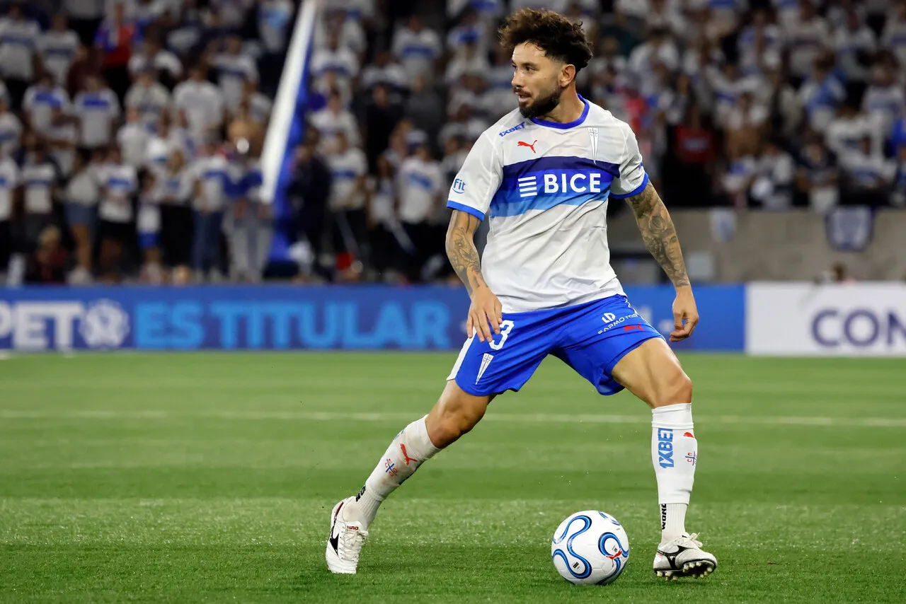 Mena enciende las alarmas en la UC | Foto: Photosport