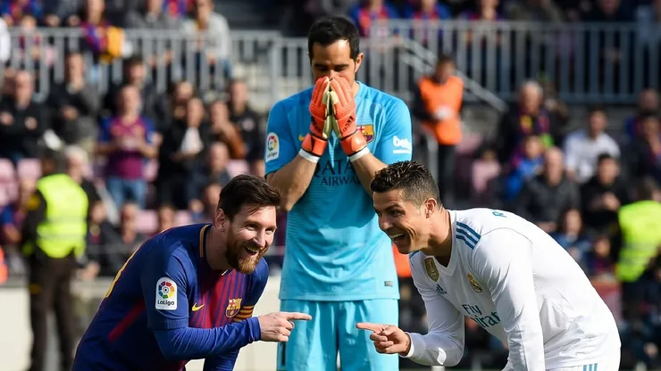 El histórico golero nacional fue una de las víctimas favoritas de Messi y Cr7 en sus carreras. (Foto creada con IA)