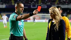 El juez central del clásico entre la U y la UC tuvo un desconocido papel que lo llevó a compartir con la ex edil de Maipú. (Foto creada con IA)