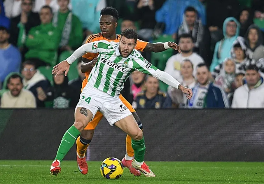 Aitor protegiendo el balón ante Vinicius en el Real Betis vs. Real Madrid de la pasada temporada | FOTO: Getty Images