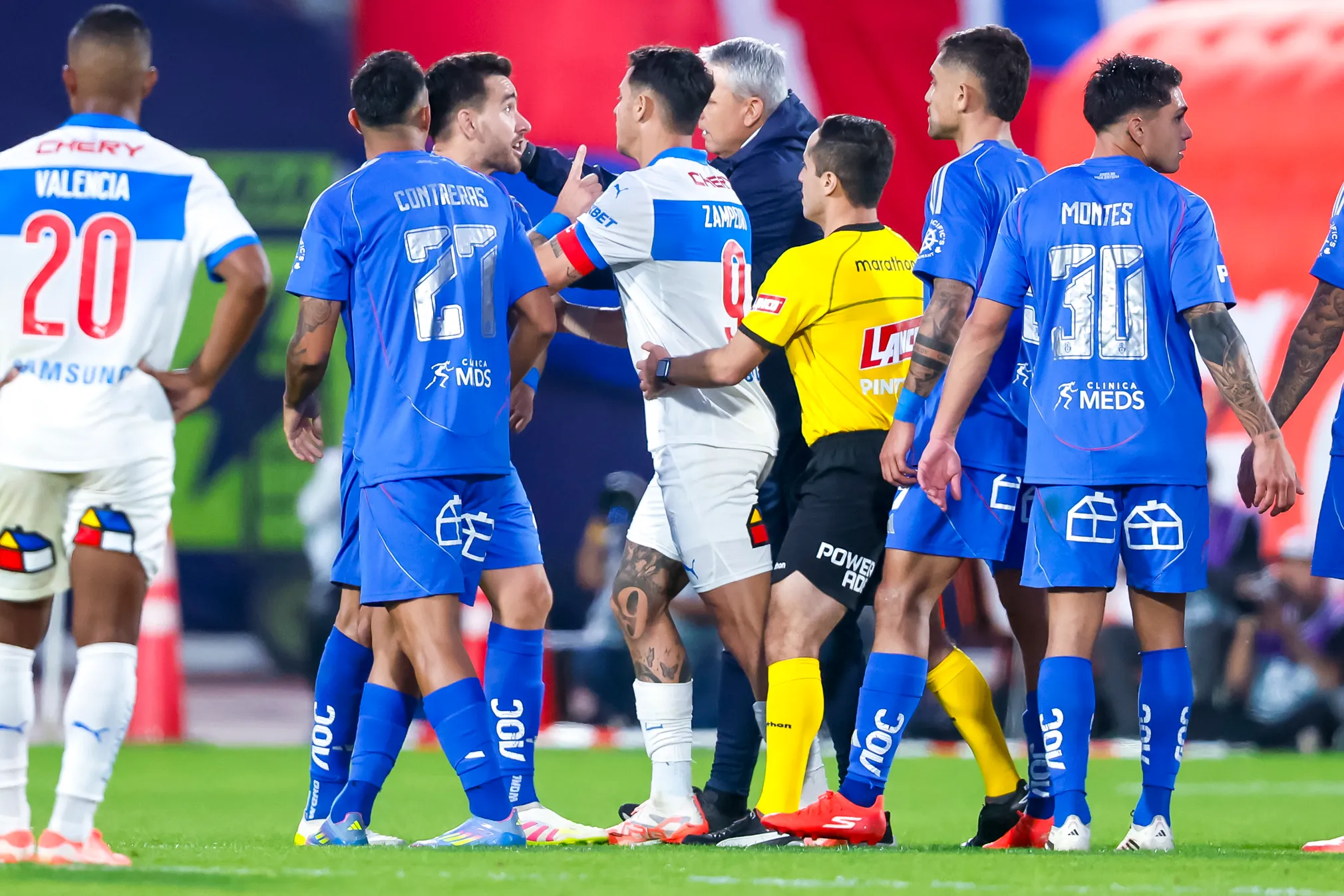 La U versus la UC es uno de los partidos más antiguos del fútbol chileno | FOTO: Pepe Alvujar/Photosport