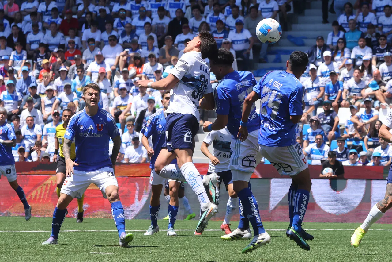 El último clásico universitario fue triunfo para la UC 1-0 en el Claro Arena (Photosport).