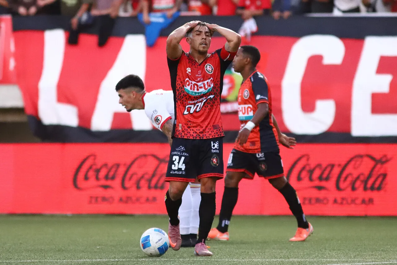 César Pinares rescindió contrato con D. Limache y manejaría una oferta del extranjero (Photosport).