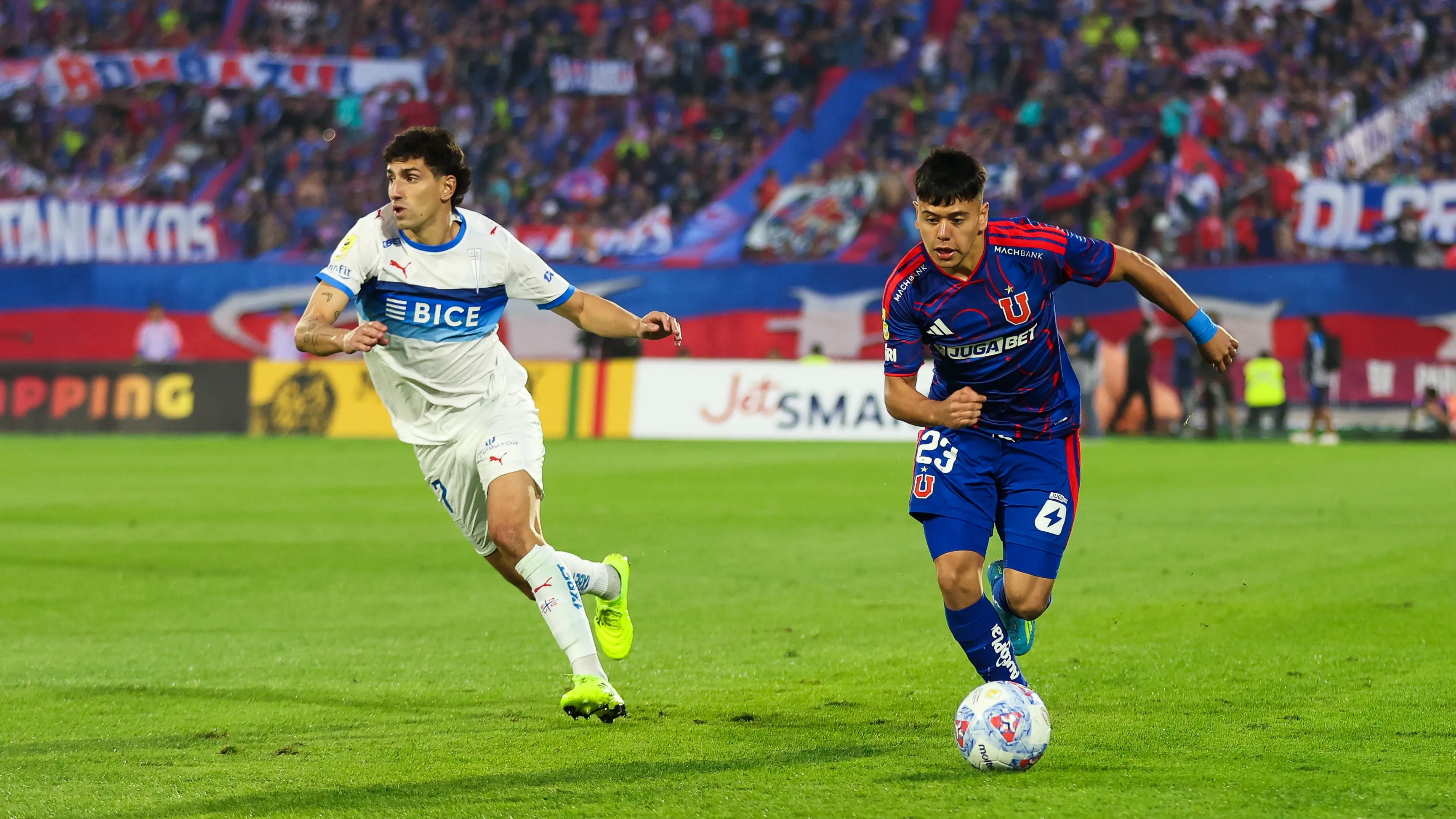 Ignacio Vásquez se sigue consolidando en el once azul (Photosport).