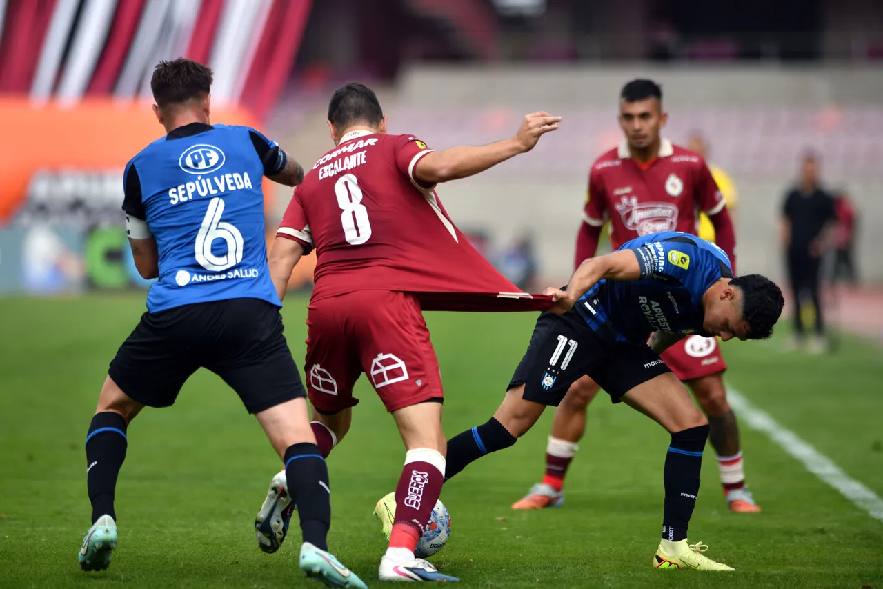 Disputado encuentro en La Portada. | Foto: Photosport