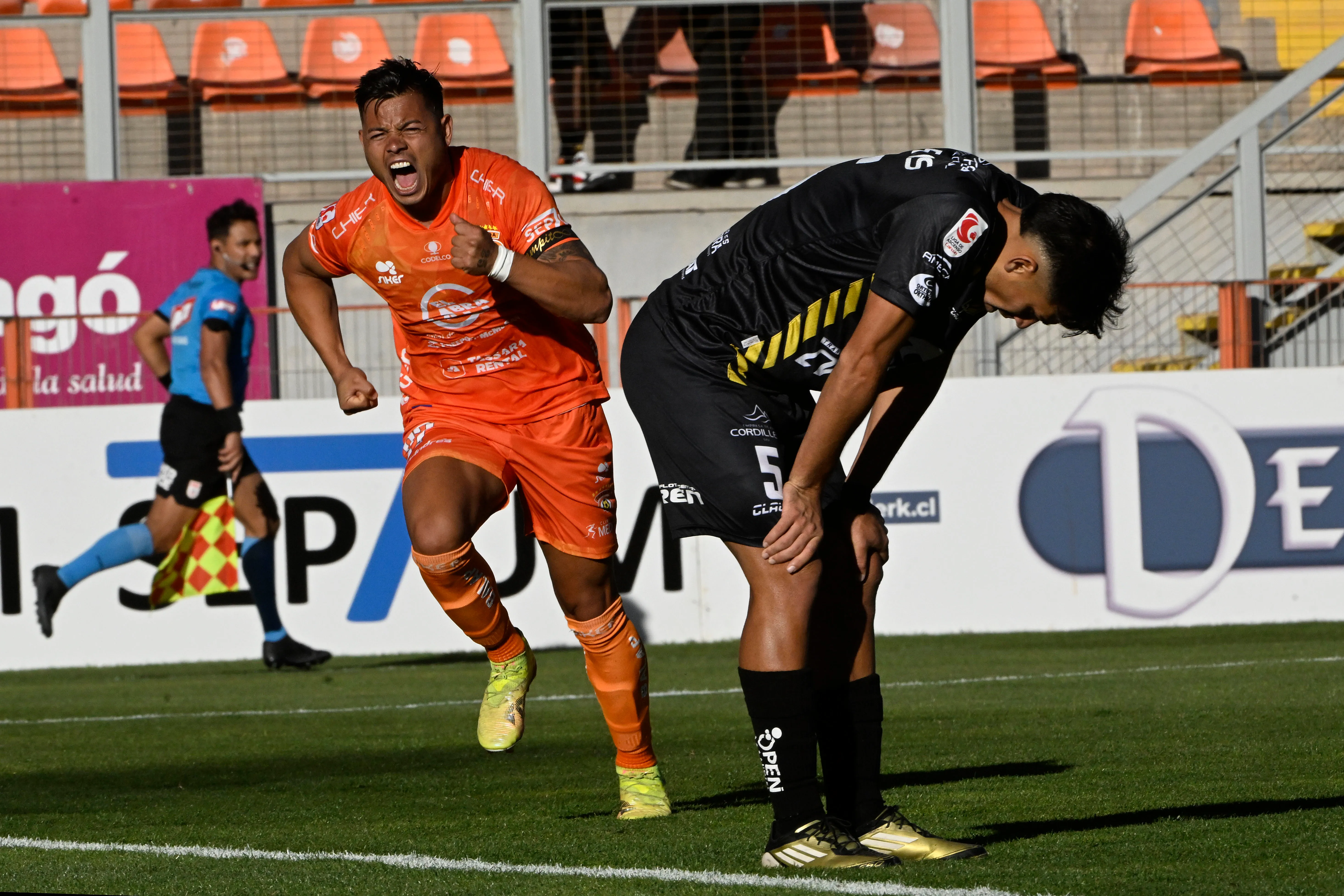 Cobreloa gana y es puntero de la Primera B