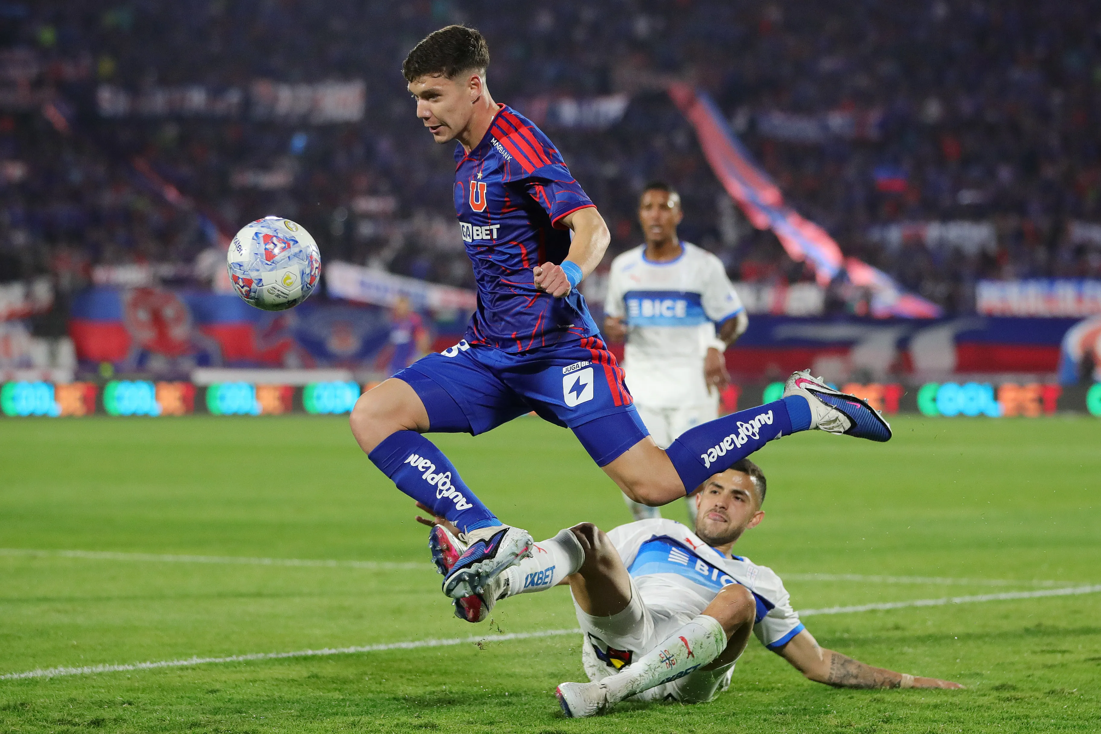 Agustín Arce destacó en la victoria de Universidad de Chile sobre la UC. (Imagen: Photosport)