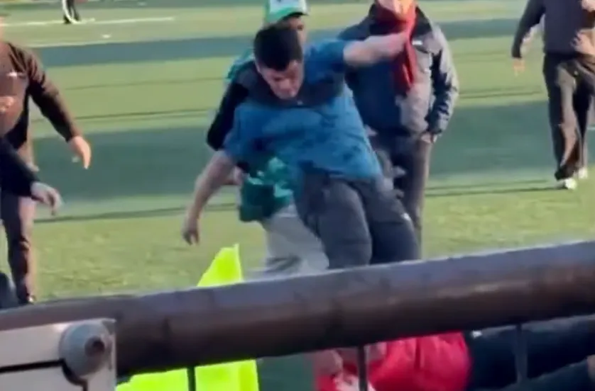 Imagen del caos  que hubo este fin de semana en Nueva Imperial durante un encuentro de fútbol amateur. (Foto: captura)