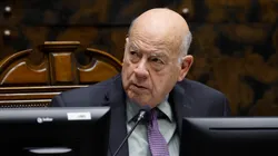 Insulza aborda el nuevo estadio azul.