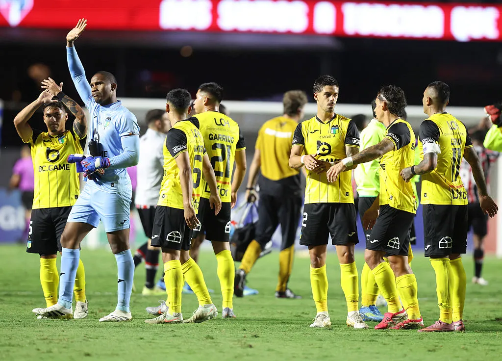 SAO PAULO, BRAZIL – APRIL 14: Players of O’Higgins gather at the end of a Copa CONMEBOL Sudamericana 2026 match between Sao Paulo and O’Higgins at MorumBIS Stadium on April 14, 2026 in Sao Paulo, Brazil.  (Photo by Alexandre Schneider/Getty Images)