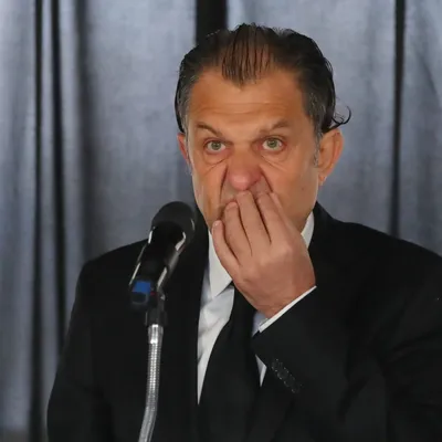 Hincha de Colo Colo le da en el suelo a tres jugadores: sacó aplausos en la Junta de Accionistas