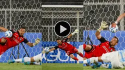 Zanahoria se lució y tapó tres veces el mismo penal (Foto: Photosport)