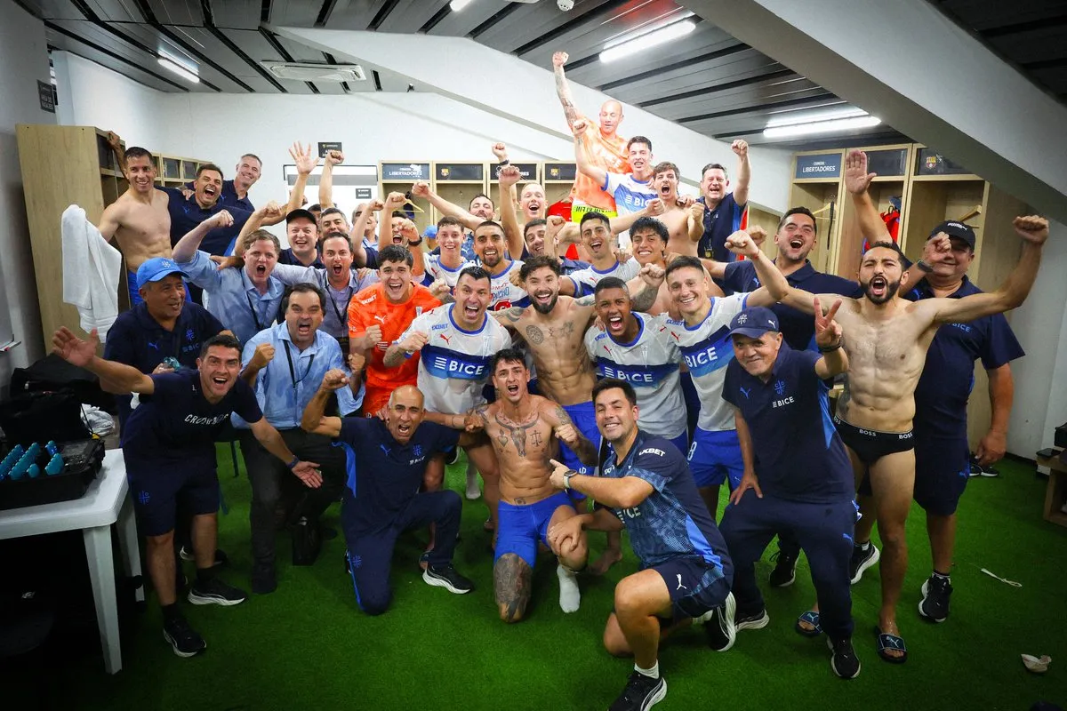 Los jugadores de la UC celebrando el triunfazo ante Barcelona | FOTO: Cruzados