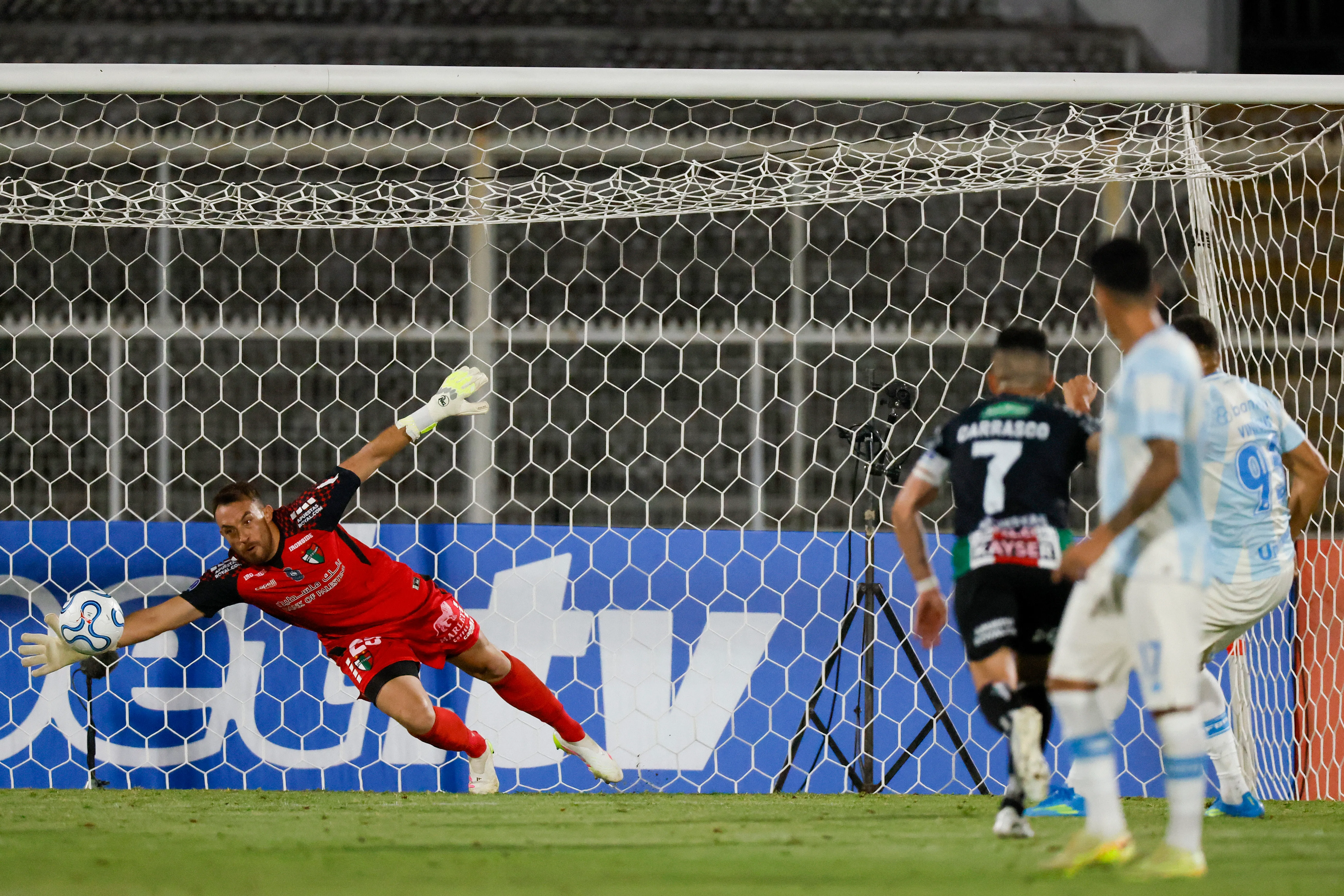 Sebastián Pérez le atajó los tres penales a Carlos Vinicius. (Foto: Andrés Piña/Photosport)