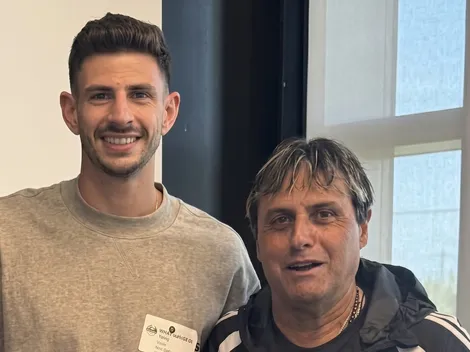 Lucas Di Yorio le regala a Ángel Guillermo Hoyos su camiseta de la U